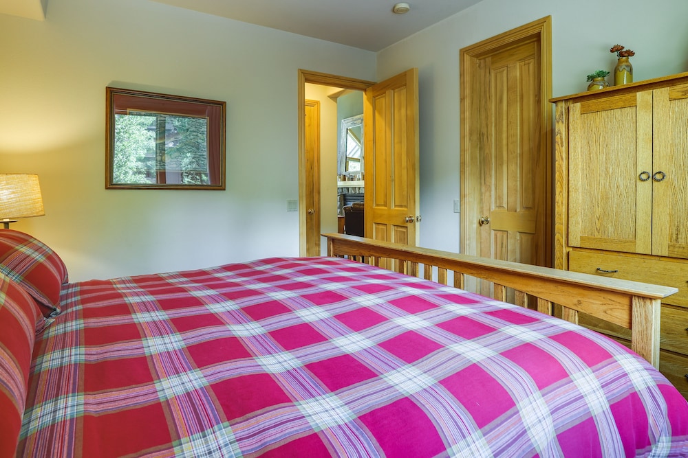 Walk to Ski Lifts: Townhome w/ Hot Tub in Keystone view 4