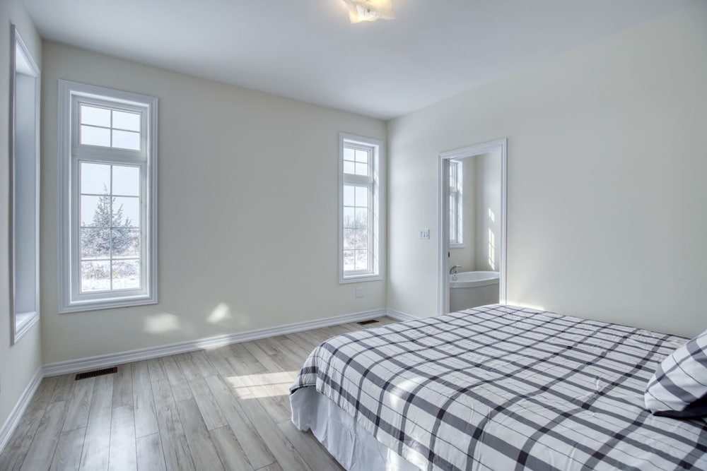 Spacious Brand New 4-bed Retreat in Quinte West