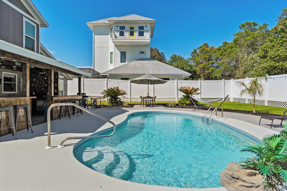 Spacious 3BR w/ Tiki Bar + Shared Pool Walk to Beach, Near 30A & Pier Park
