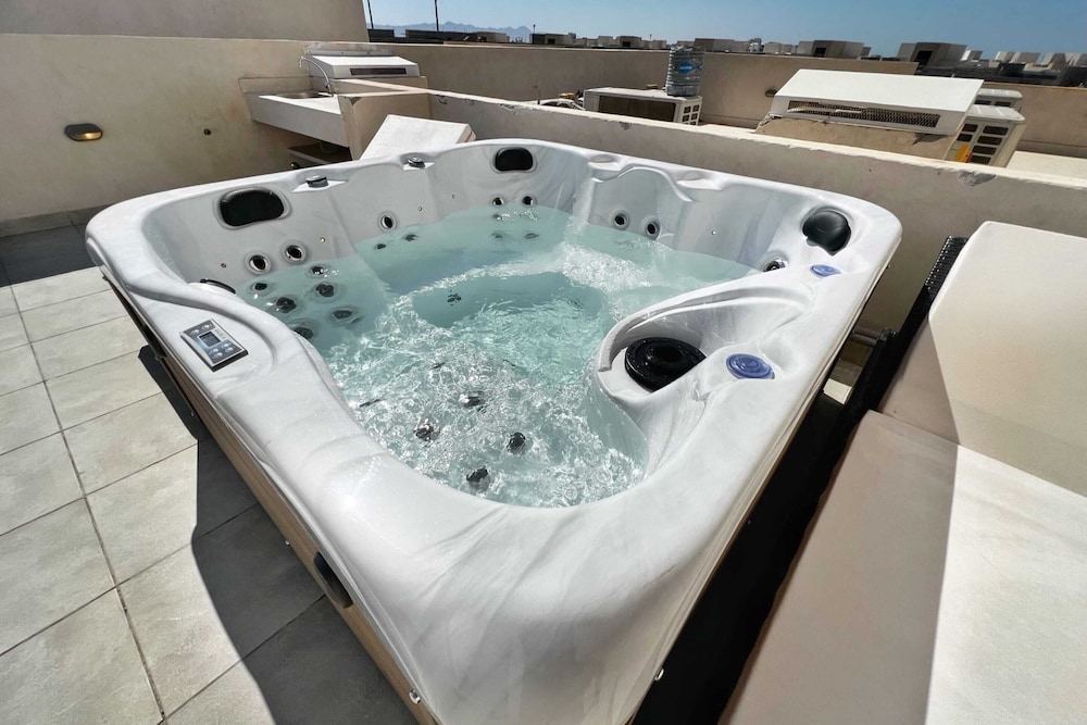 Xuru Stays I Exotic 1bdr w/ Outdoor Terrace Pool & Beach Access