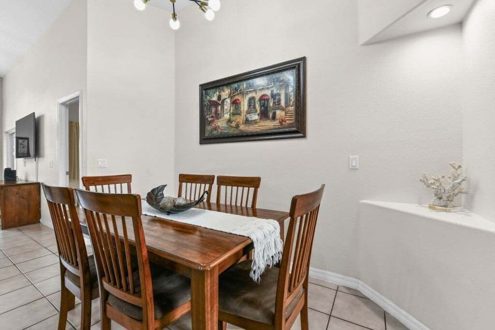 Oak Island Gem Cozy 4br Pool Home Near Disney 4 Bedroom Villa