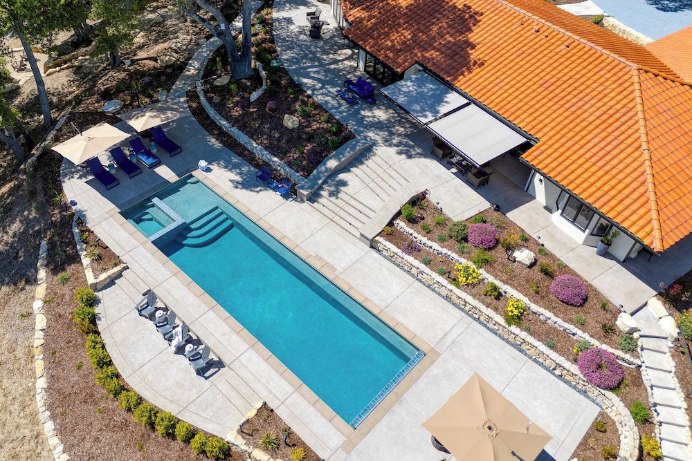 Rancho Robles by Avantstay Vineyard Villa w/ Views, Pool & Privacy