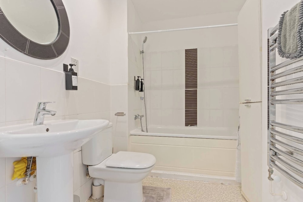 3-bed Elegant House Near Museums, Bullring & Parks