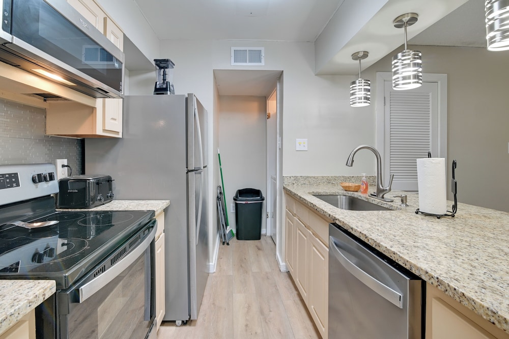 Walk to Beach + Pier: Myrtle Beach Getaway w/ Deck