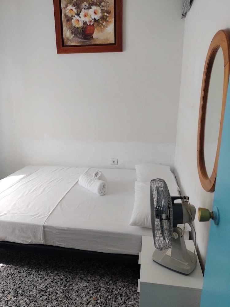 House With Exclusive Pool and Garden 7 min Walk From the Beach and the Center
