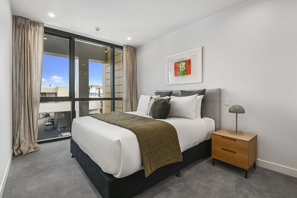Chic contemporary in Wynyard Quarter view 4