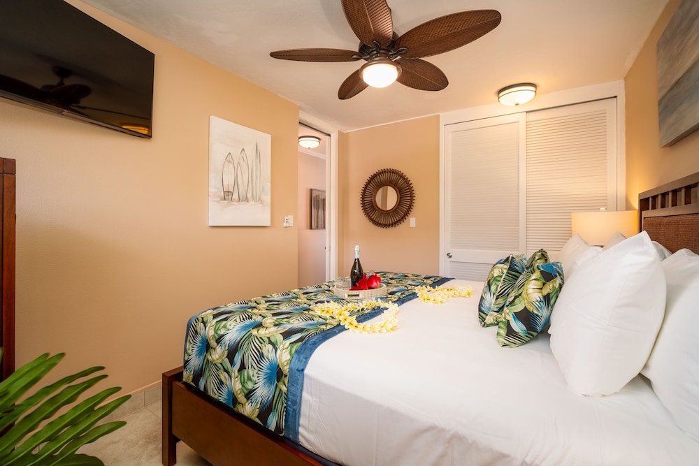 Kuleana 409 Oceanfront 1 bedroom 1 bath condo 1 Condo by RedAwning view 5