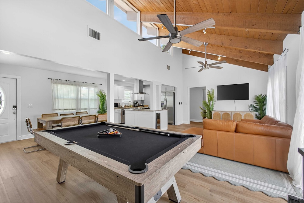 Luxury Meets Paradise Family-friendly 4BR w Pool