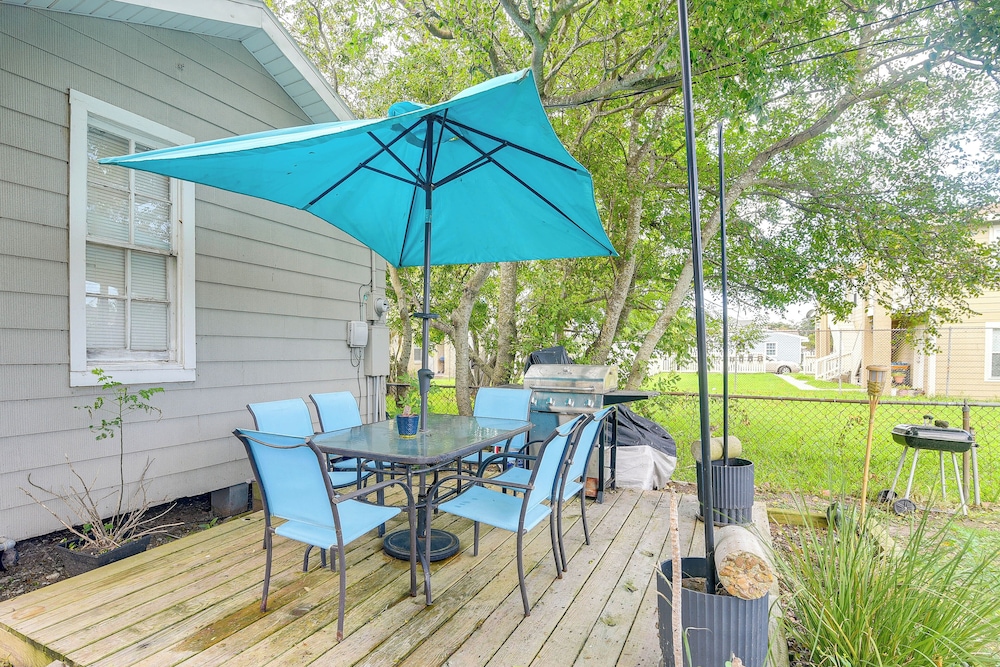Updated Galveston Studio w/ Deck - 1 Mi to Beach!