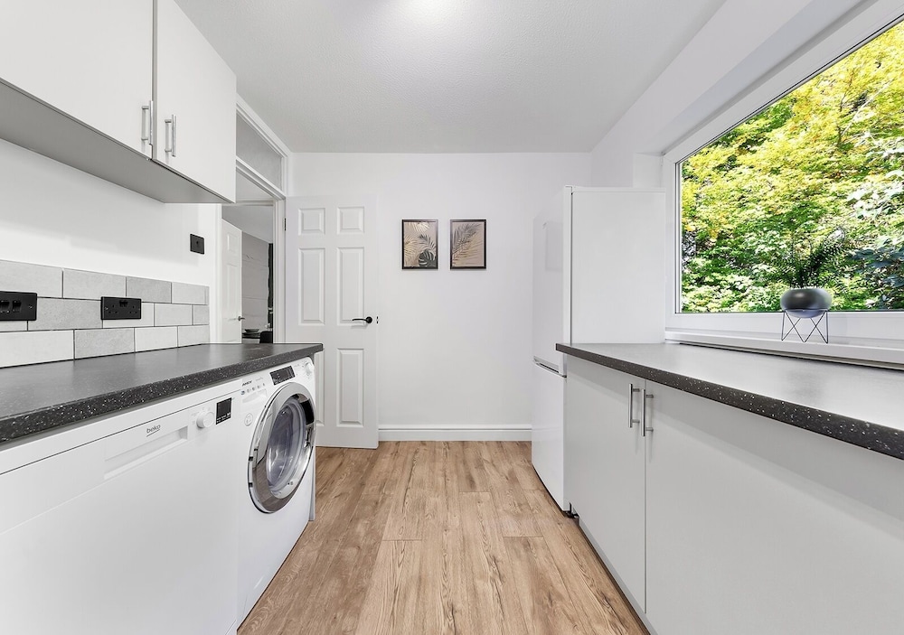 2BR Flat, Free Parking, Close to Airport & Centre