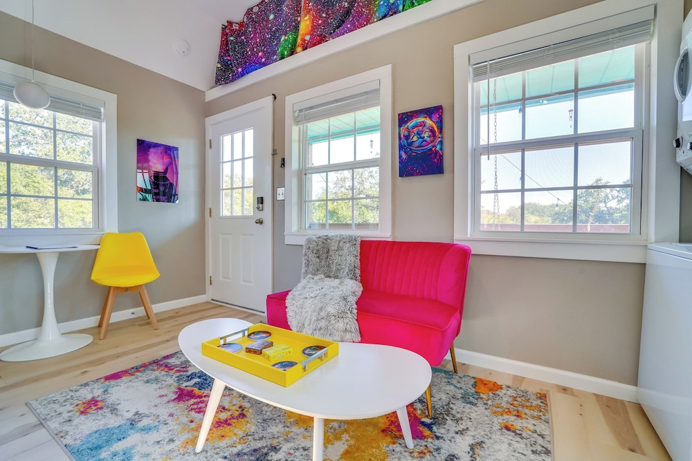'galactikitty' - Quirky Cabin Near Lake Brownwood!