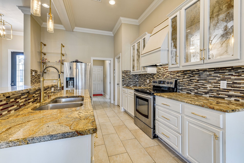 Fenced-in Yard & Pond Views: Home 18 Mi to Lsu!
