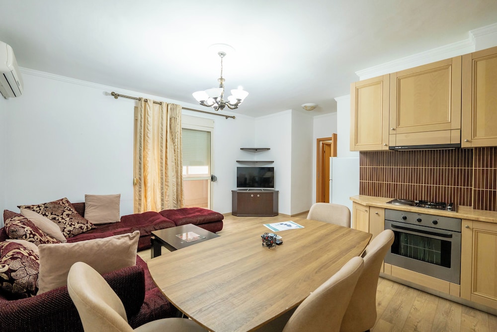 Tirent Apartment - Spacious 2-Bedroom Stay Near Liqeni i Thatë