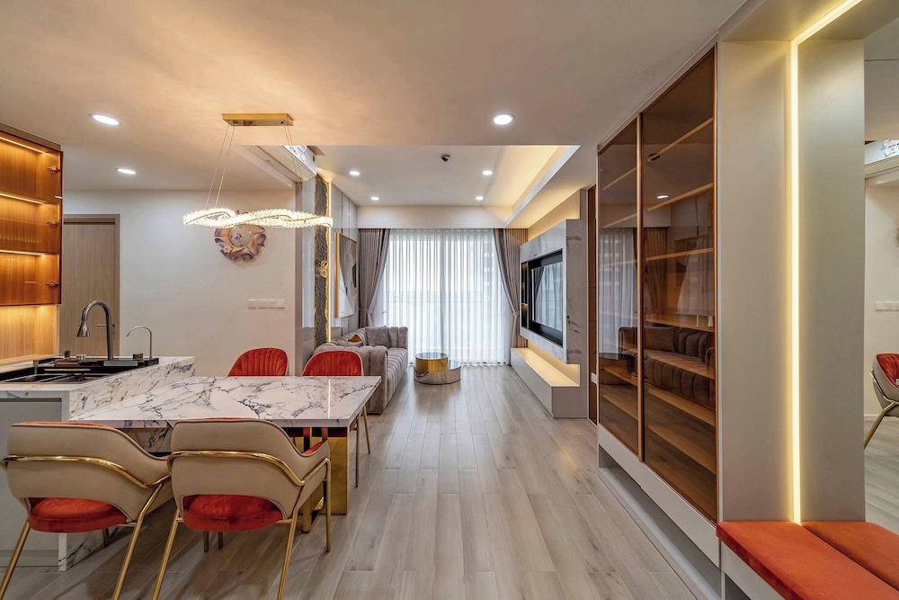 Apartment Landmark 81 by Urban Home