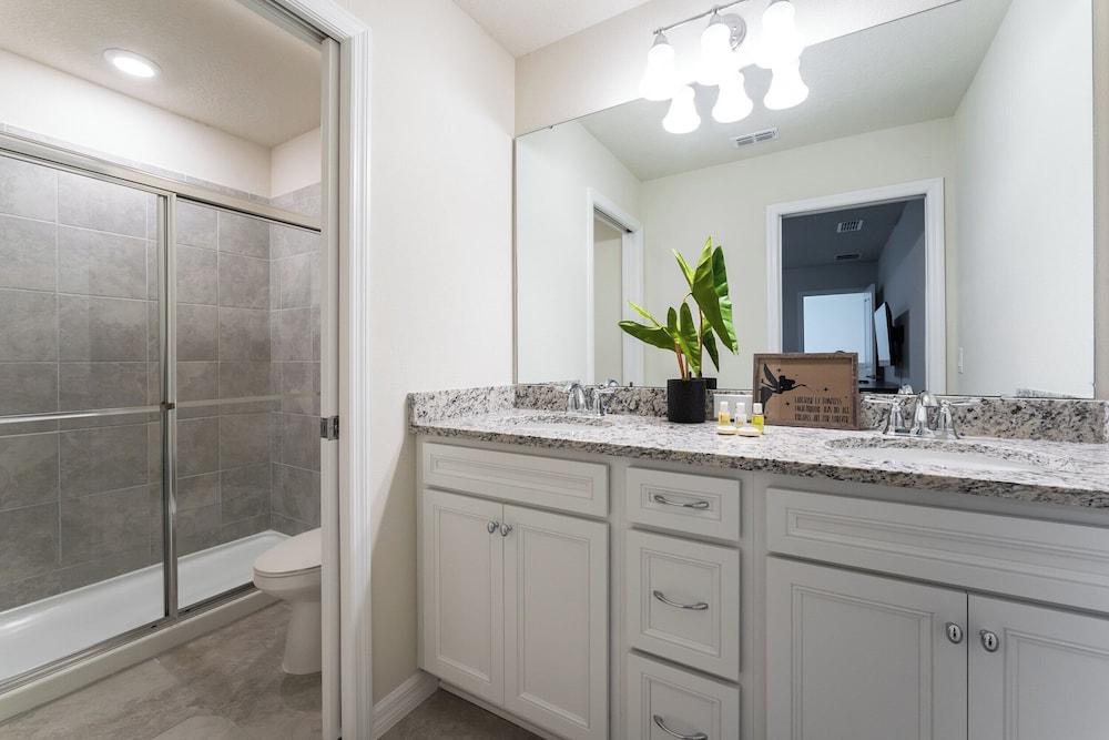Amazing 8BR Villa by Disney Pool Theater
