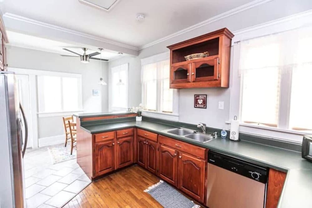 29th Street Trendy Lakeview Craftsman 8