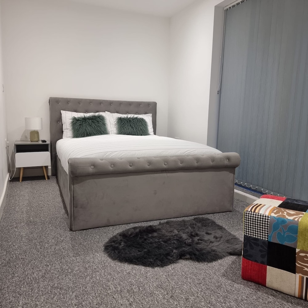 London Oasis Modern 2BR Apartment