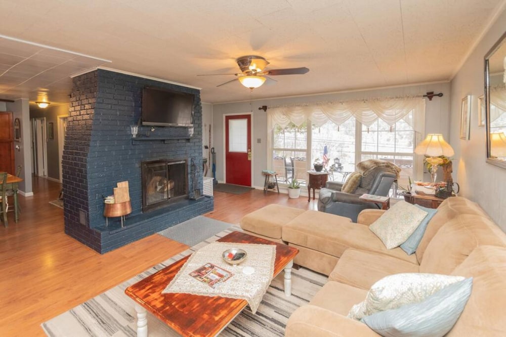 Amazing Hiking Cozy Home Close to Mountns Fireplace