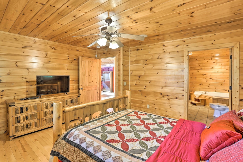 Charming Blue Ridge Cabin w/ Hot Tub & Views! view 4