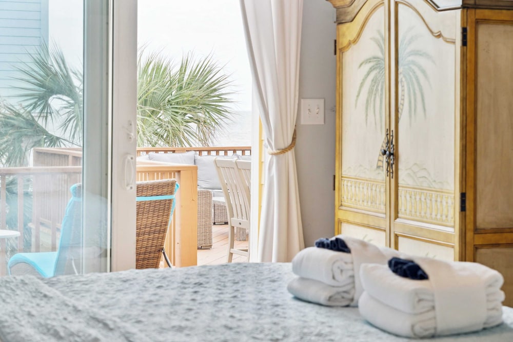 Oceanfront w/ Pool, Panoramic Deck Views, 5bdr Folly Ocean Breeze by Avantstay
