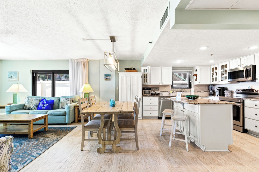 Steps to Paradise: Ground-floor 2br/2ba Beachfront Condo, Sleeps 8, Gulf Views!