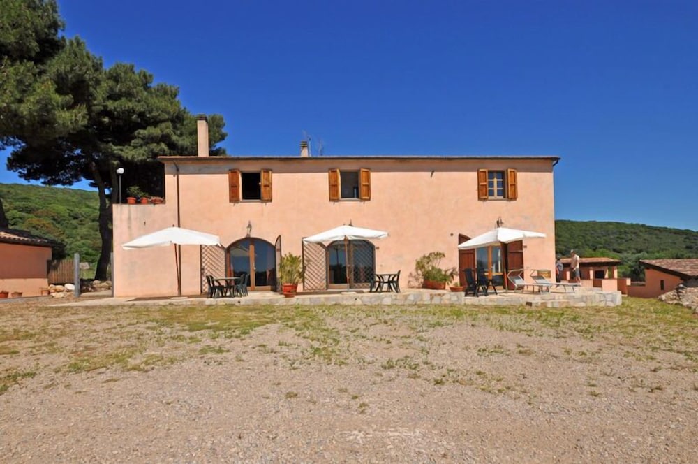 Talamone en Orbetello — building