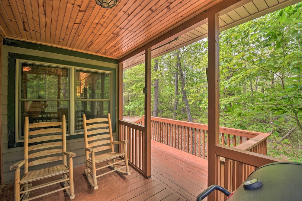 The Honeybee Cabin w/ Private Porch + Hot Tub view 5