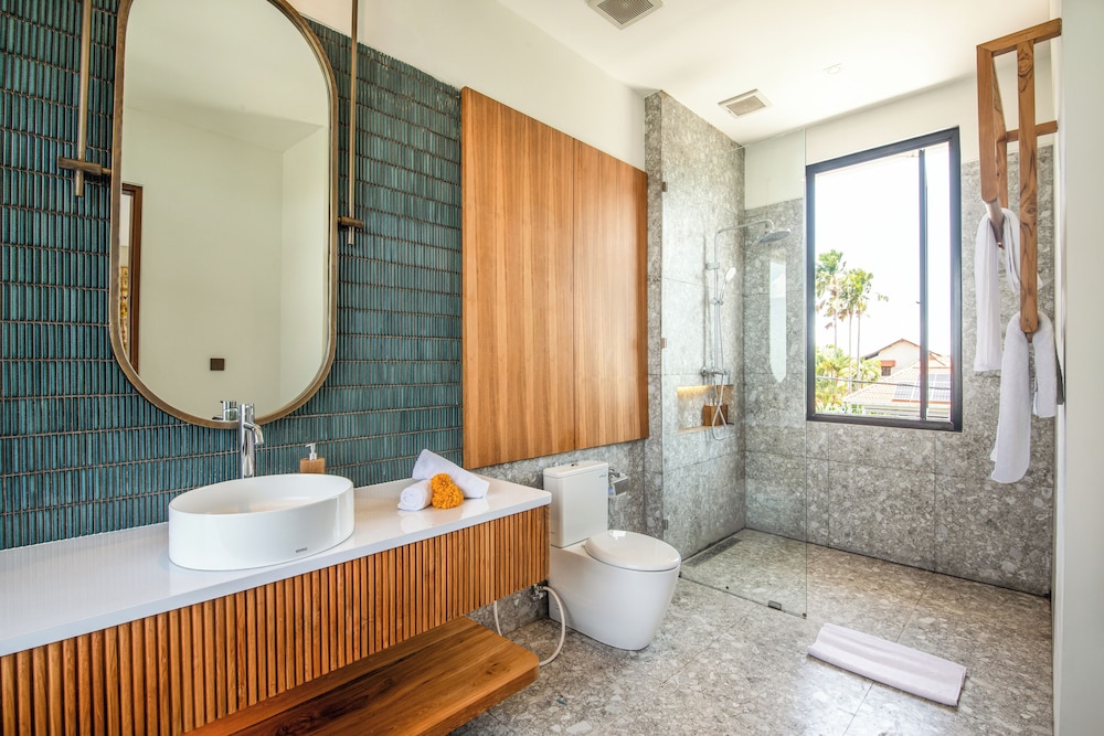 Luxury 5BR Villa, 200m to Brawah's Beach Bliss