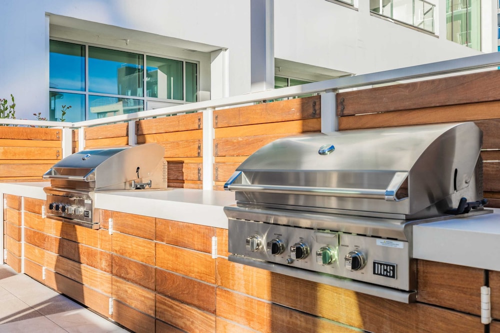 @marbella Lane - Chic 2BR Penthouse w/ Ocean Views