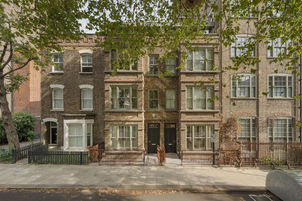 Spacious 5 Bdrm Townhouse in Camden