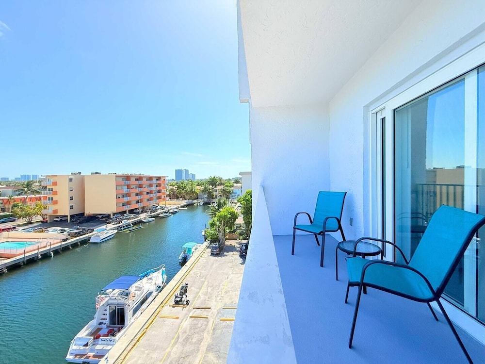 Top Location Waterfront Balcony Dream