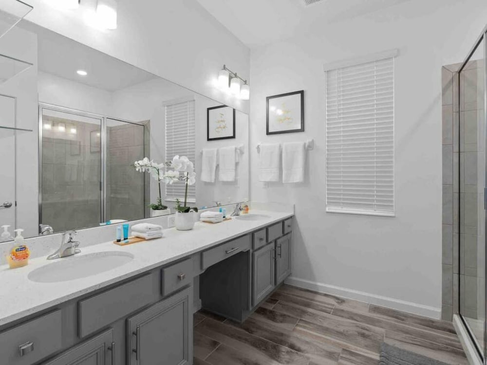 Super Blue- Sleeps 24 w Pool Movie Loft
