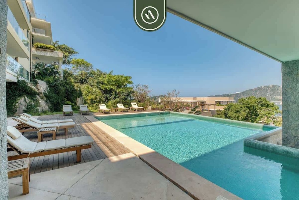 Luxury 4 BR Condo - Amazing Bay View - Pool