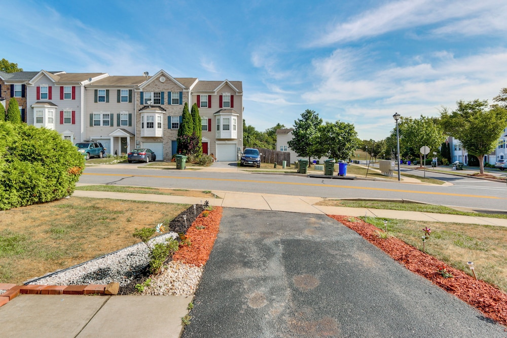 < 2 Mi to Dtwn Hagerstown: Townhome w/ Fireplace