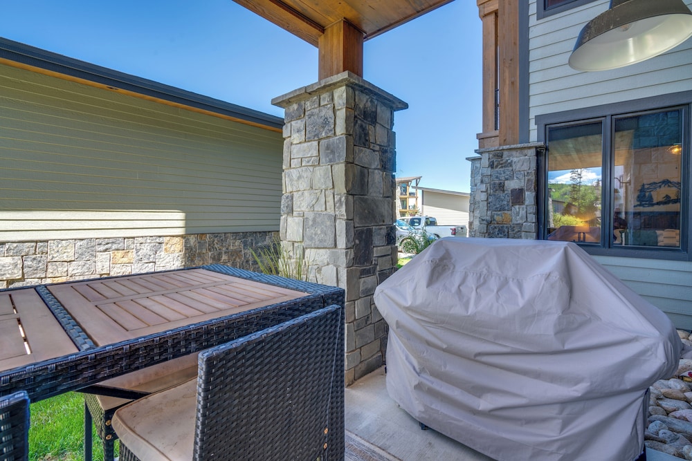 Modern Elk Creek Condo w/ Hot Tub & Heated Floors