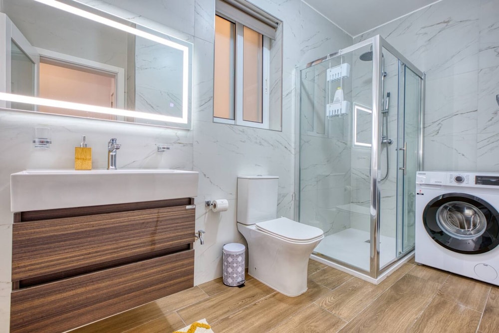 Qala Tranquil Escape - Stylish With Terrace AC