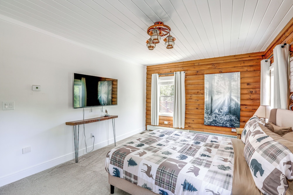 Deck, Sauna & Fire Pits: Upscale Belle Mead Cabin