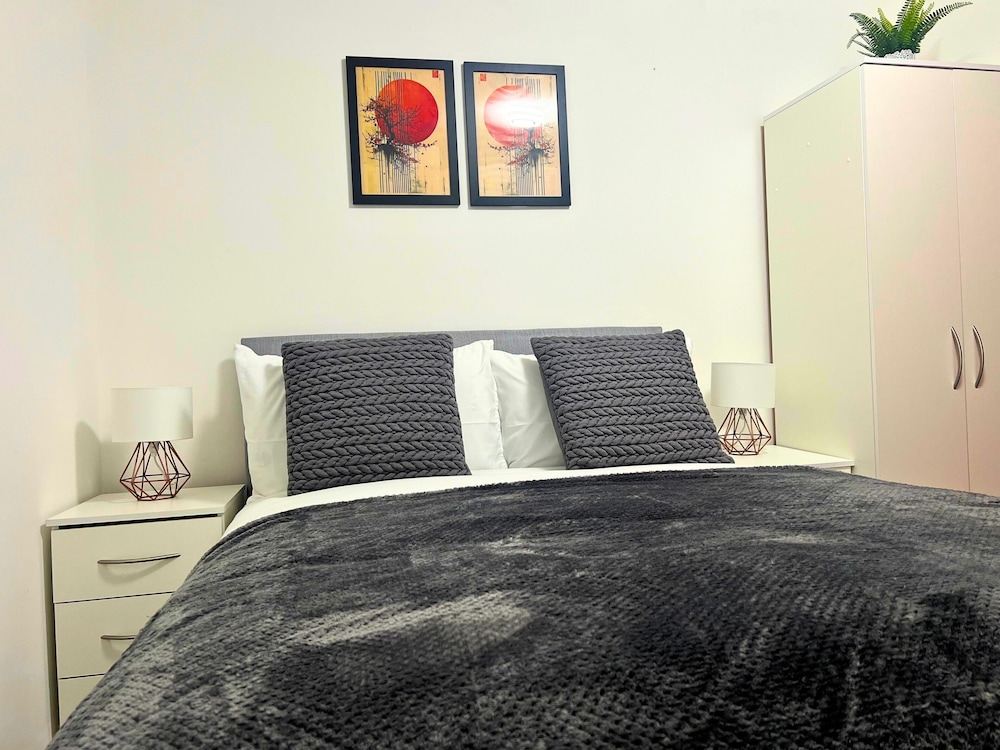 City Nearby - Parking - Wifi - Garden - Sleeps 4 view 4