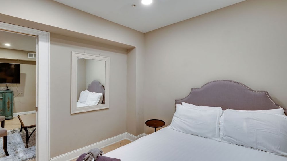 4 BR Beauty blocks from the River view 2