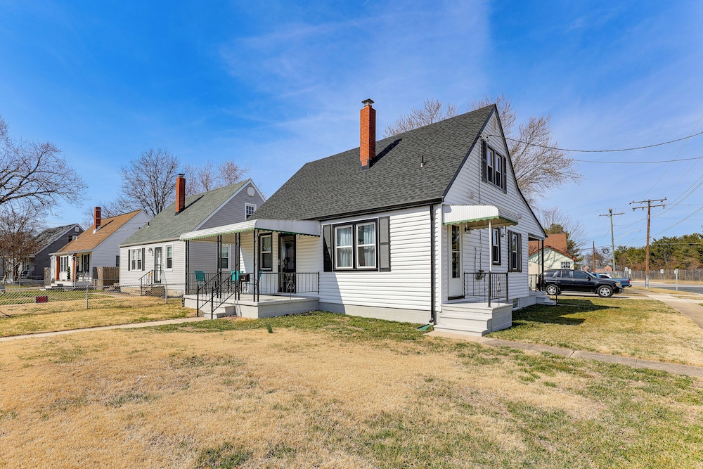 13 Mi to Downtown Baltimore: Quiet Home w/ Porch