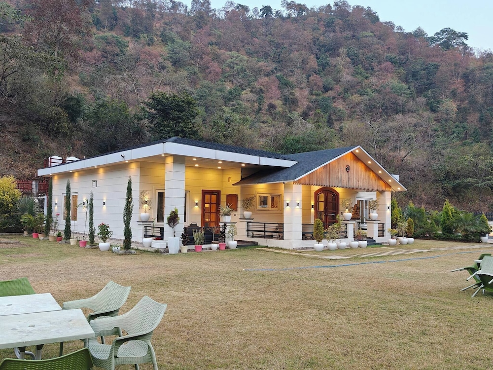 The Paradise - Luxury 3BR Villa Near the Airport in Dehradun