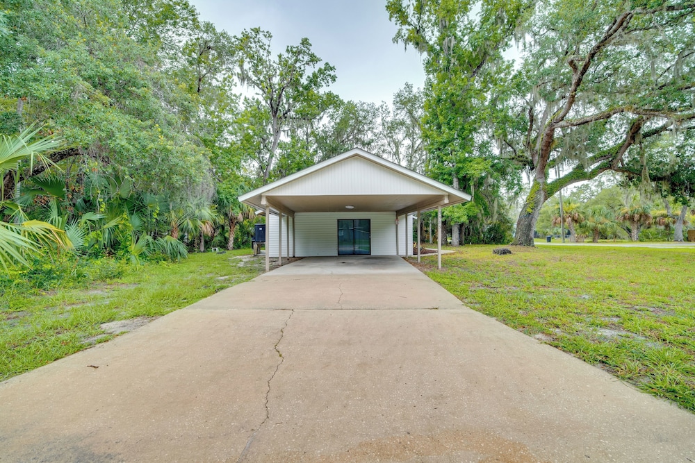 Swim, Hike & Kayak: Crystal River Retreat w/ Yard!