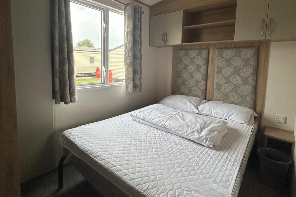 Familycaravan-seaview-garden-ensuite-nearbeach