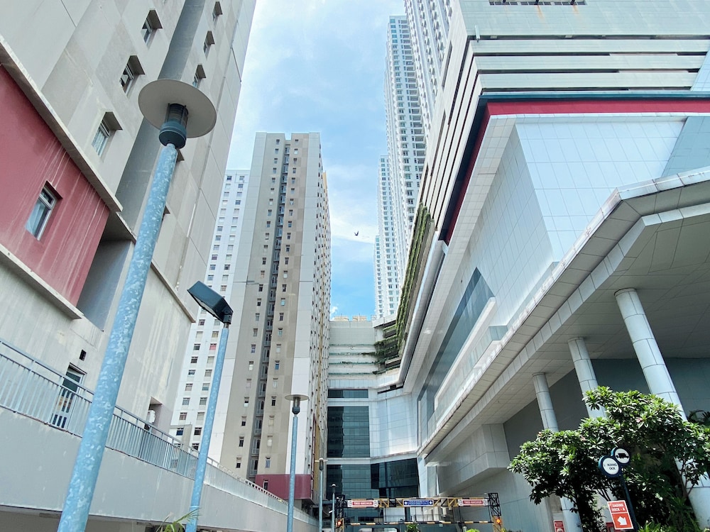 Stunning and Comfy Studio at Green Bay Pluit Apartment
