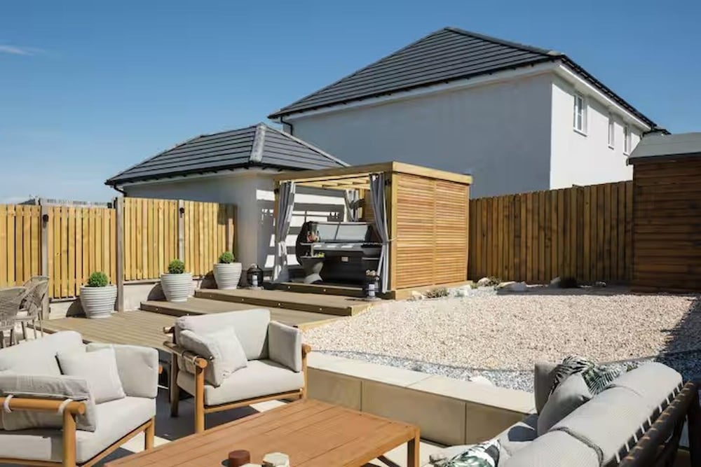 Stylish House in Perth-hot Tub-garden-sleeps 6