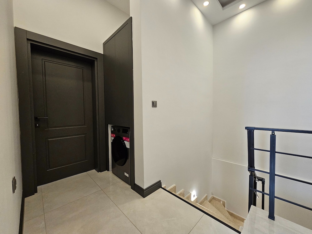 New Flat Large Living Space 2-5 Near By Lara Beach