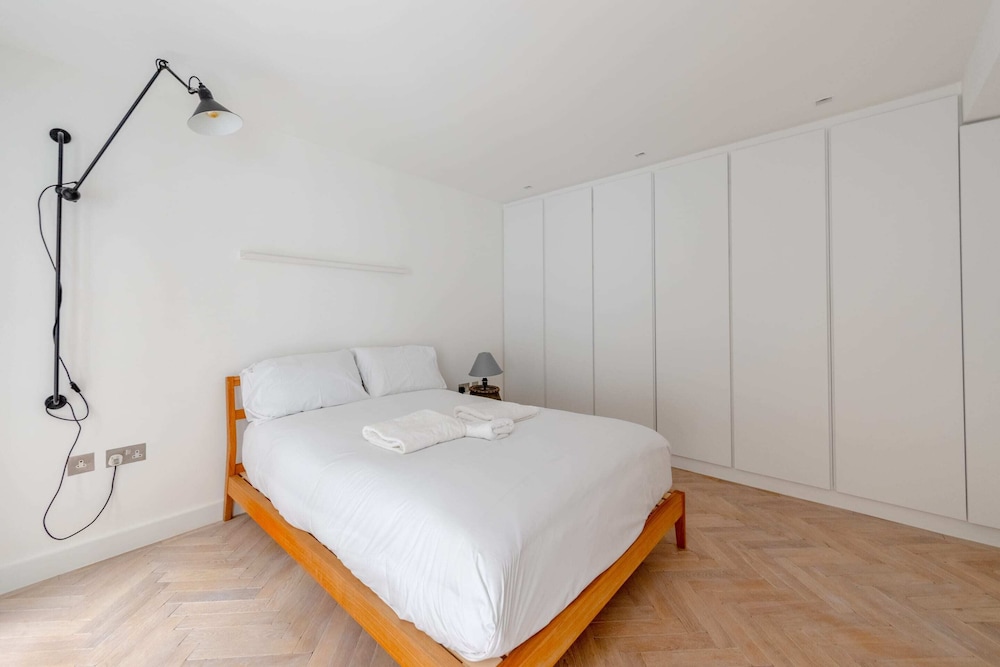 Sleek & Stylish 2BD Flat - Warren Street