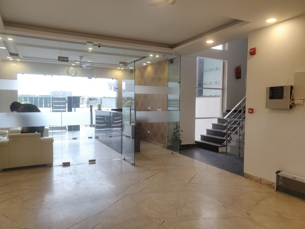 Lobby & Reception