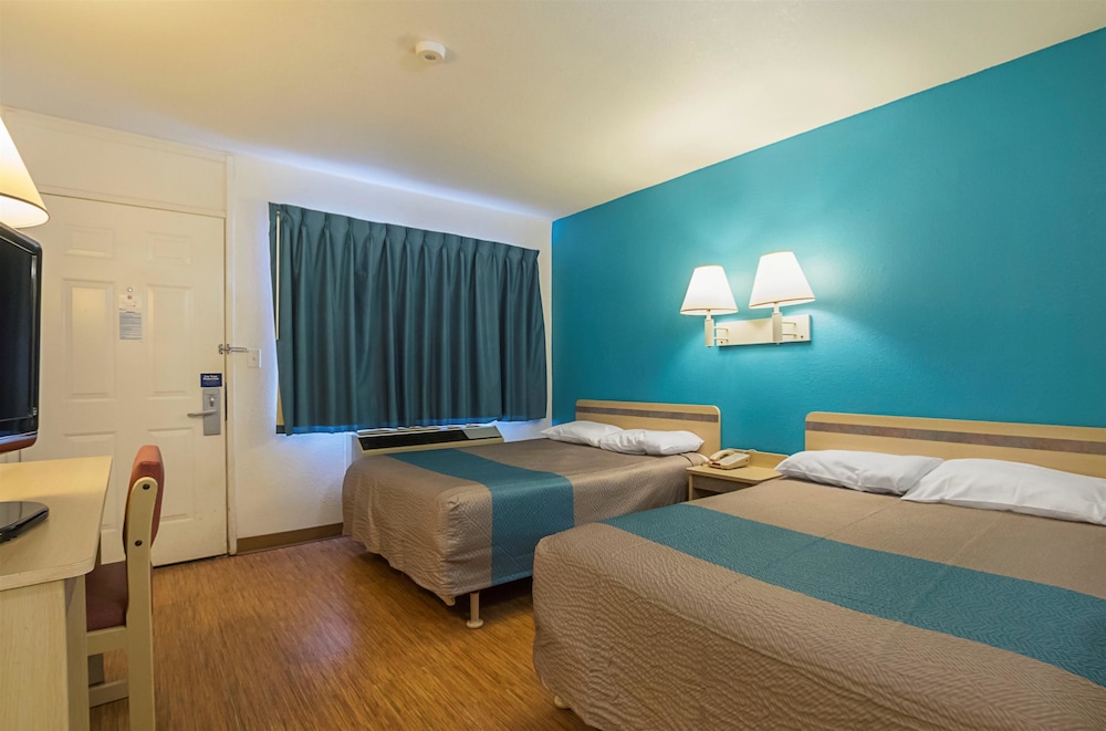 Motel 6 Rochester, MN