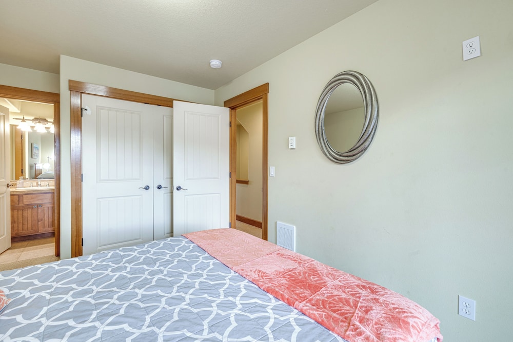 Walk to Lincoln City Beach: Townhome w/ Balconies!